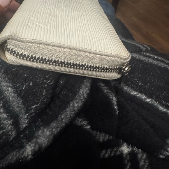 Louis Vuitton RARE White/Cream Epi Long Zip Wallet - Picture 3 of 8